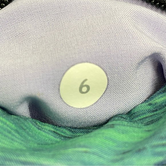 Lululemon size 6 Women’s Drop It Low Rio Nights Multi Black Activewear Shorts - Picture 5 of 7